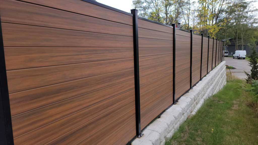 White-horizontal-vinyl-fence-installed-in-Innisfil-Barrie