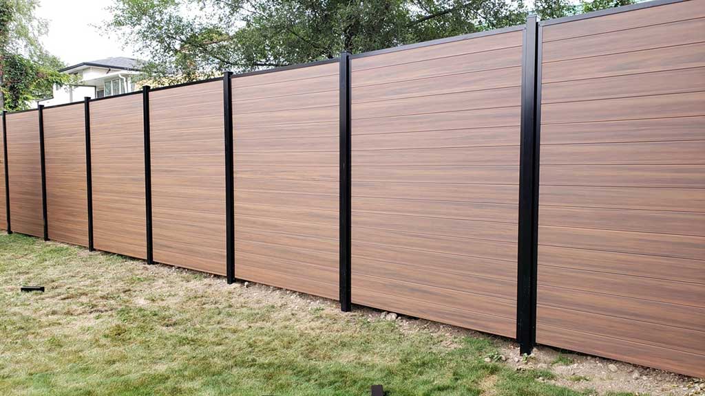 Woodgrain-Vinyl-Fence-Installed-in-Barrie-Simcoe-County